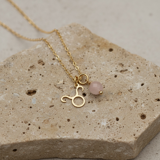 Zarte Sternzeichenkette Stier mit Rosenquarz – 18K vergoldeter Edelstahl