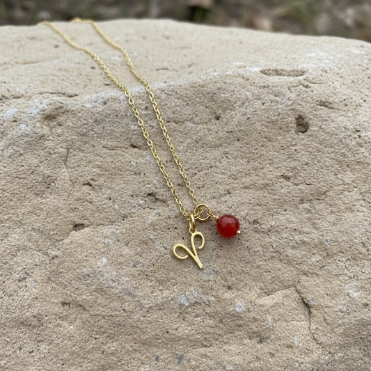 Zarte Sternzeichenkette Widder mit Karneol – 18K vergoldeter Edelstahl